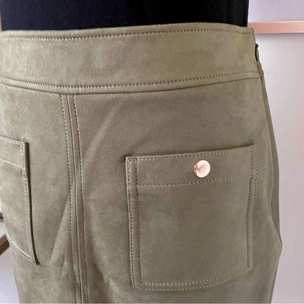 LOFT Faux Suede Olive Green Skirt Snap Pockets Size 6 Fully Lined - Picture 2 of 8